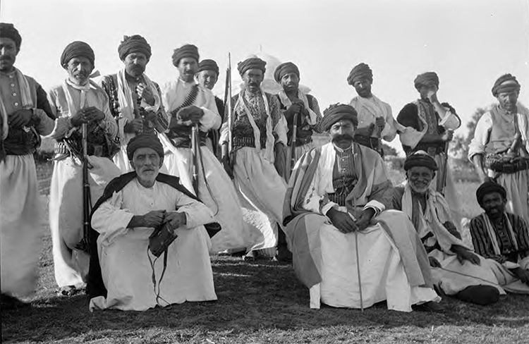 Çelebiyê Osmên û hejmarek ji hevalên wî (Ji arşîva Gertrude Bell)